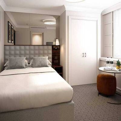 Cosy Strand Palace Hotel bedroom with double bed